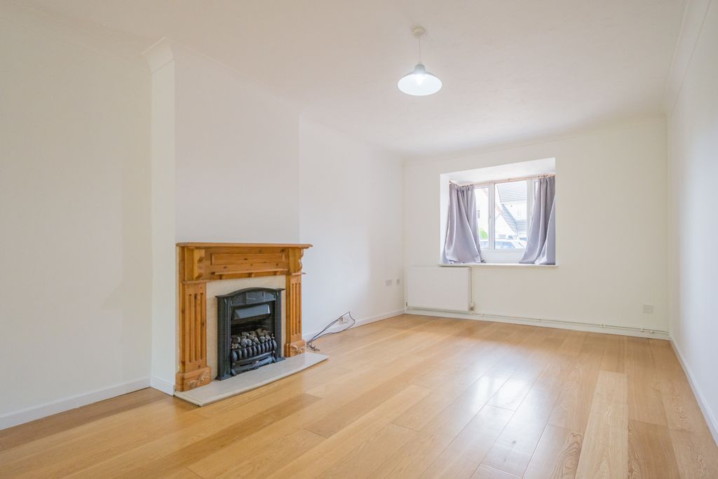 Property photo 3 of 22 37 Lydiard Way -14