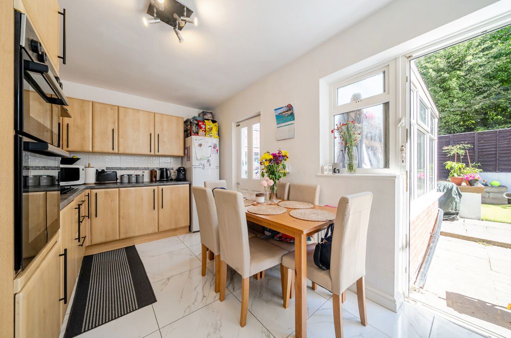 Property photo 3 of 18 8-6A79B34105125-1...