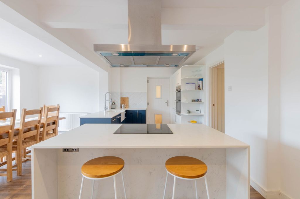 Property photo 3 of 36