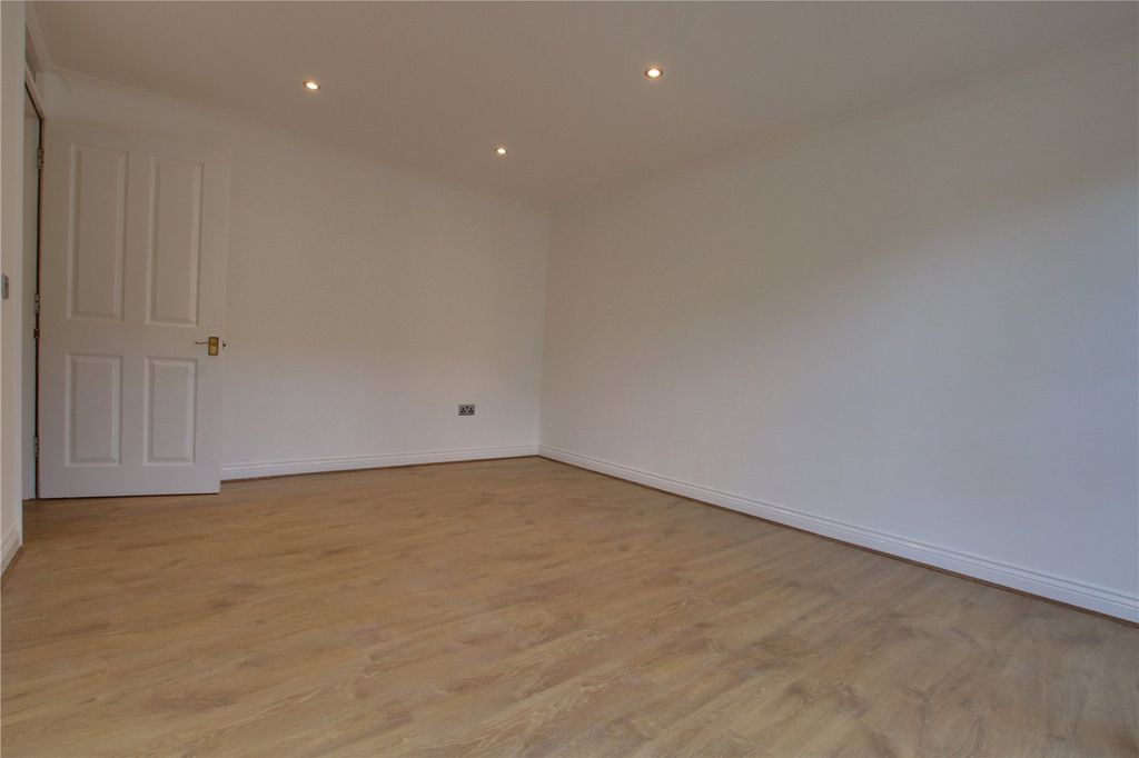 Property photo 3 of 8 Picture No. 20