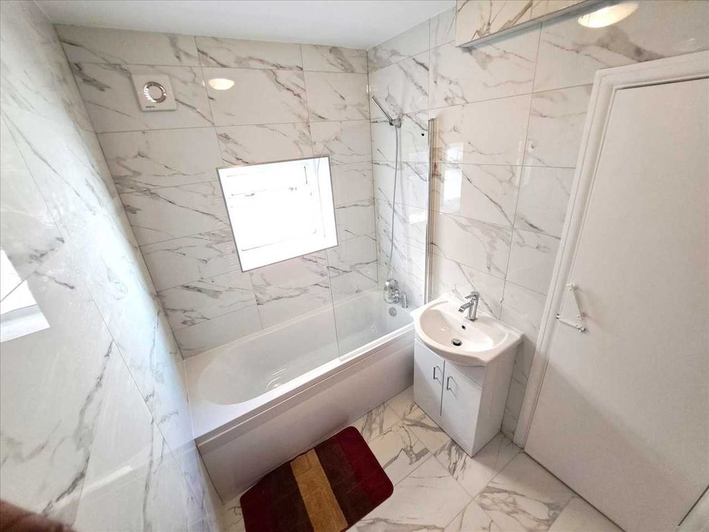 Property photo 3 of 11 Family Bathroom