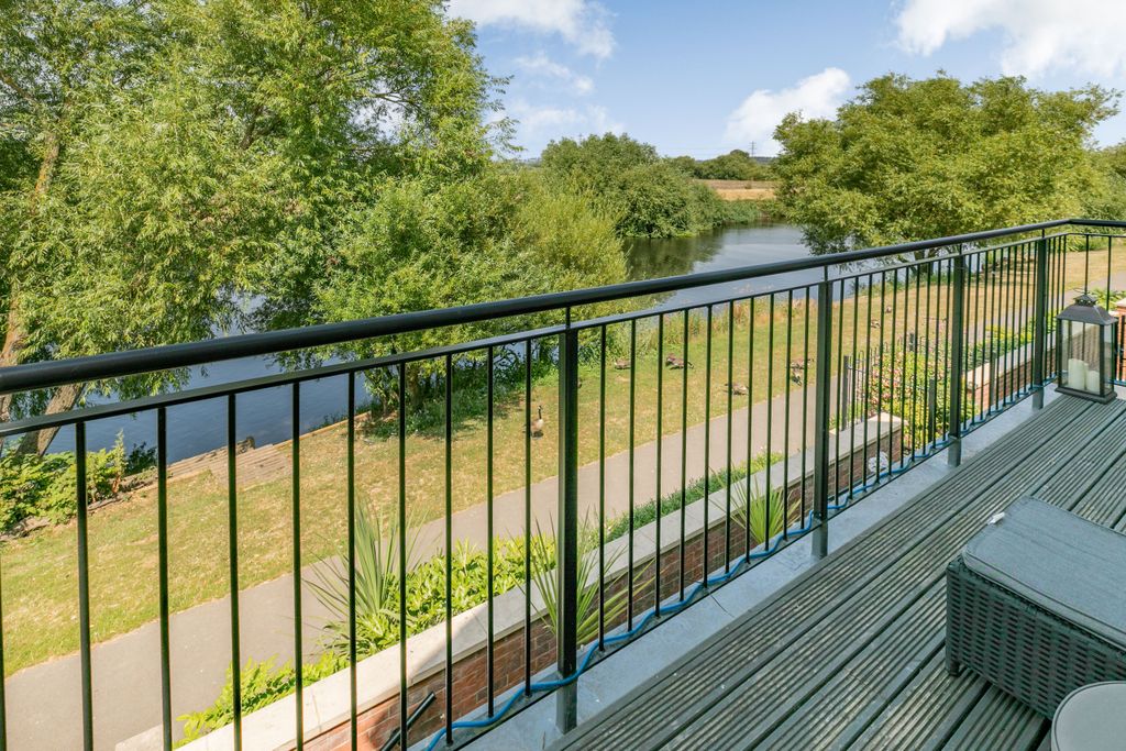 Property photo 3 of 21 Riverside Balcony