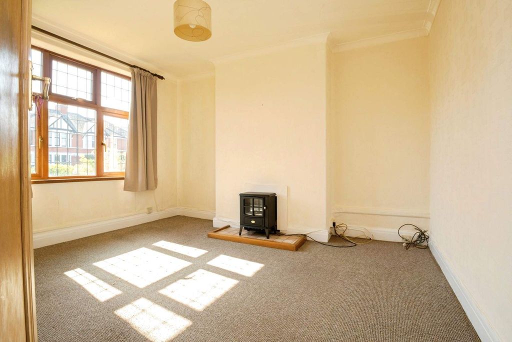 Property photo 3 of 10 Lounge