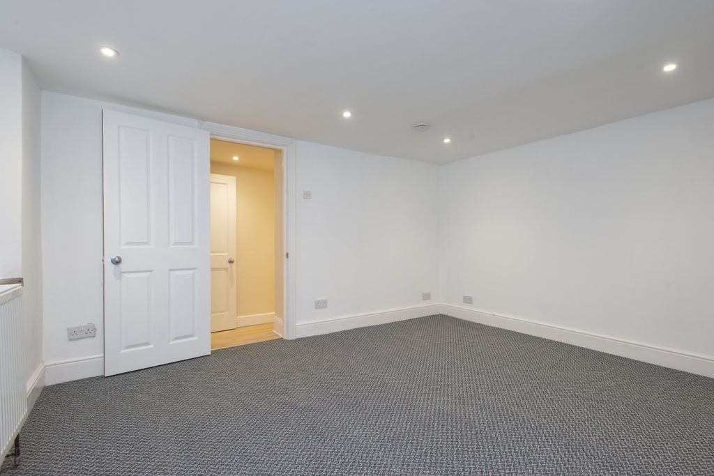 Property photo 2 of 11 55Stuartrdbasementflat-3