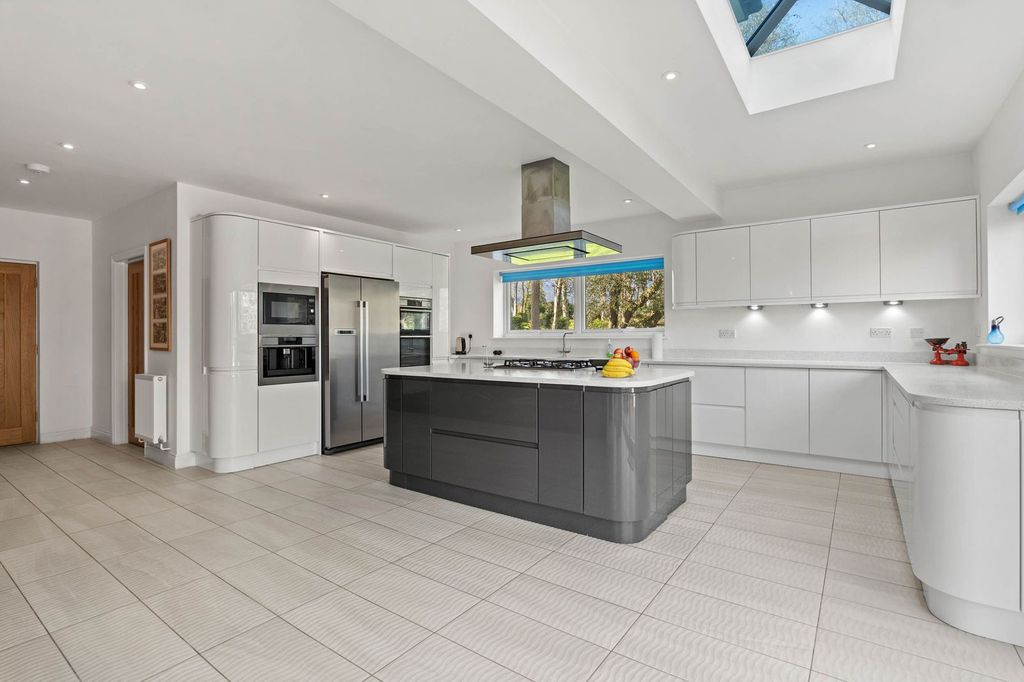 Property photo 2 of 35