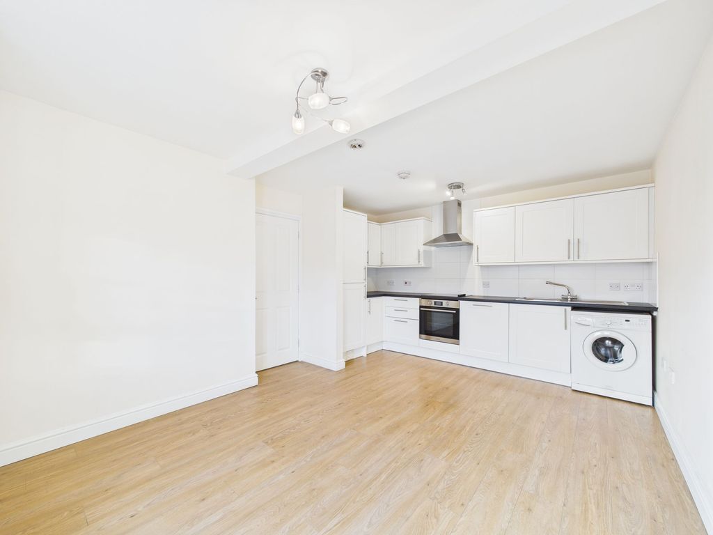 Property photo 3 of 10 Kitchen/Lounge