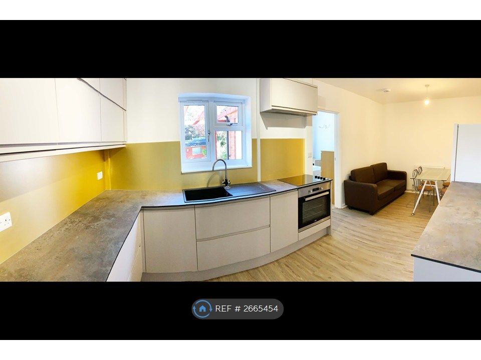 Property photo 3 of 7 Kitchen