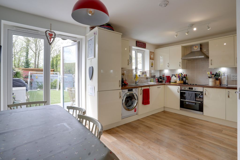 Property photo 3 of 20 Kitchen v3