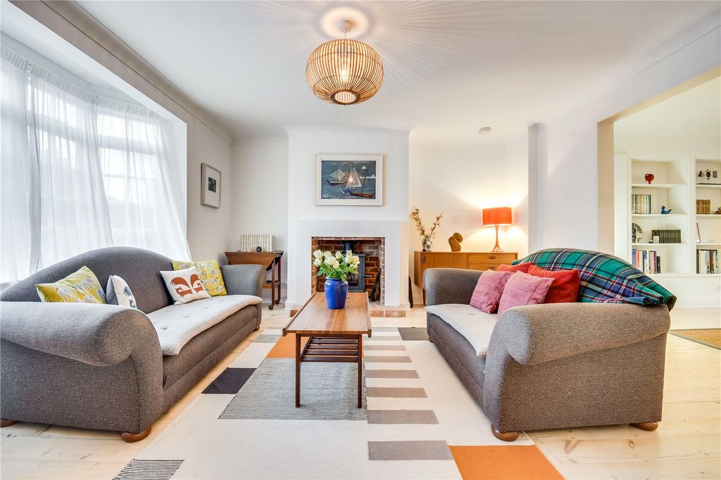 Property photo 2 of 22 Lounge