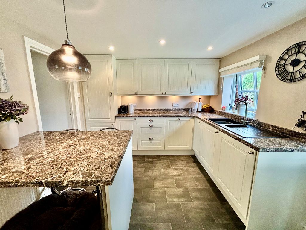 Property photo 3 of 18 Kitchen