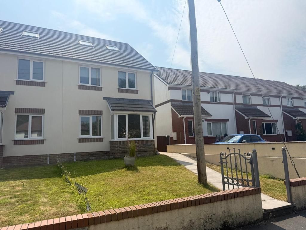 Property photo 1 of 32