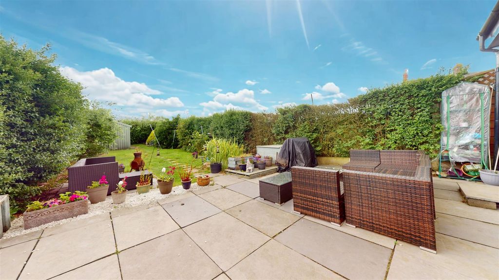 Property photo 3 of 28 Higher Lane Rear Garden