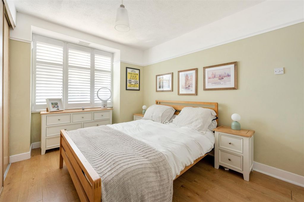 Property photo 3 of 23 Churchfields, E18