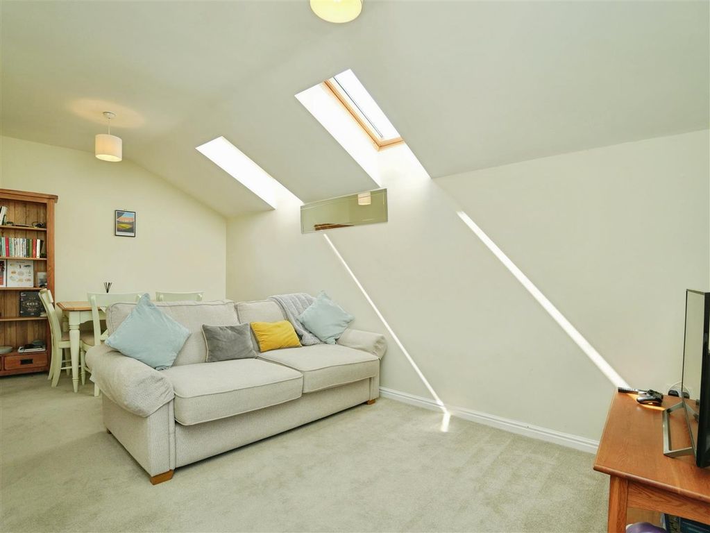 Property photo 1 of 10 Dining Lounge