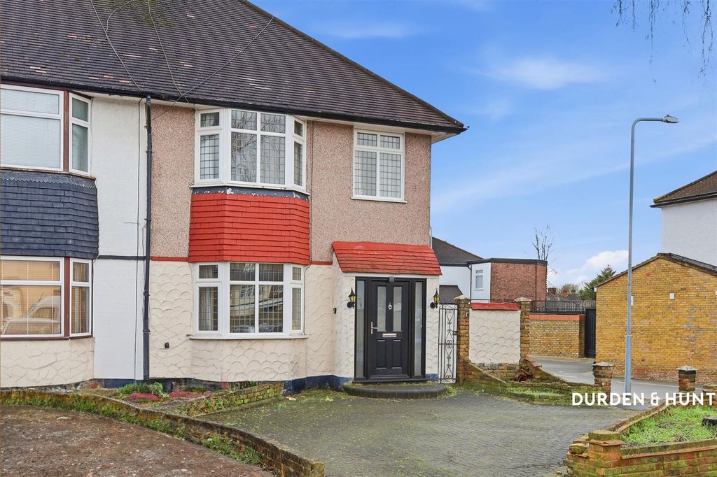 Property photo 1 of 22 Stradbroke Grove