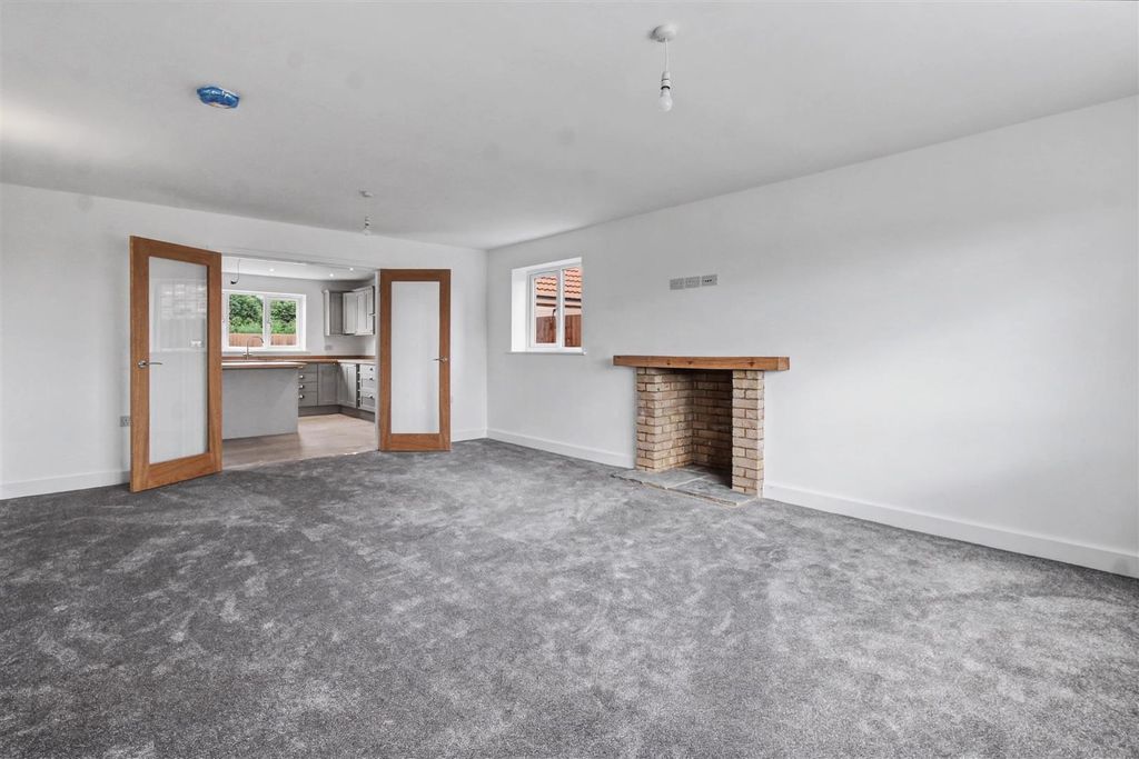 Property photo 3 of 23 Lounge