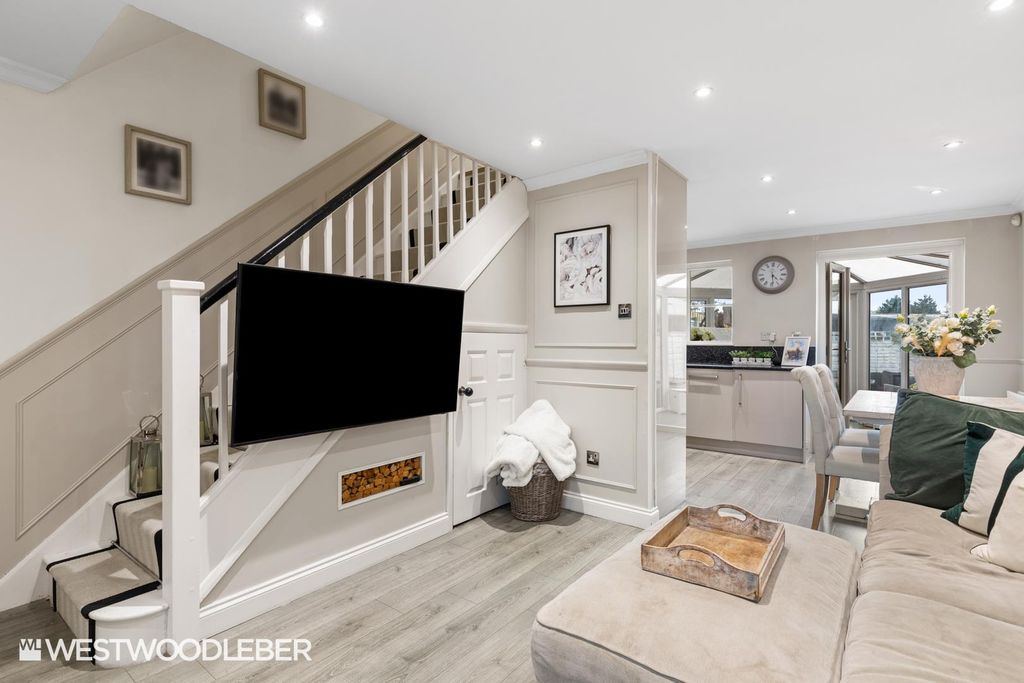 Property photo 2 of 24 Thelynch_14.Jpg