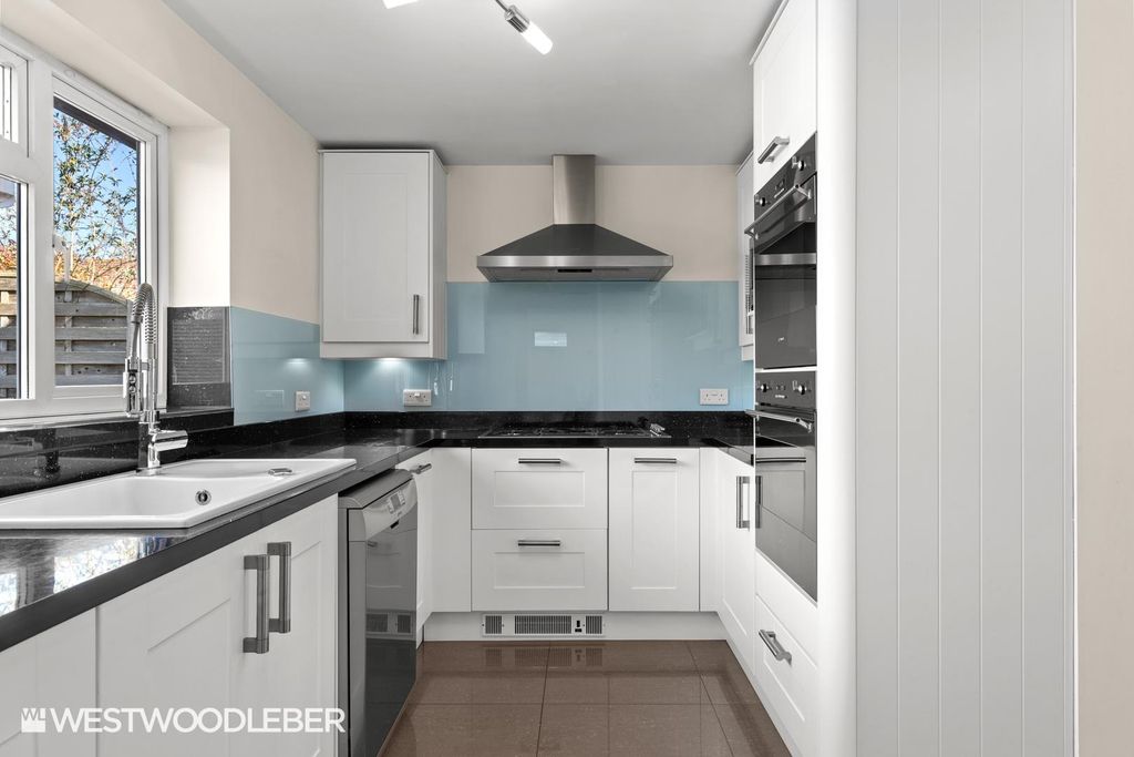 Property photo 2 of 27 Pulhamavenue_4.Jpg