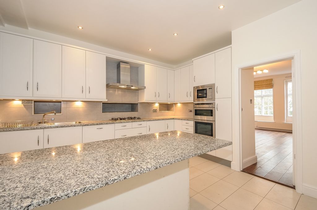 Property photo 3 of 10 Kitchen