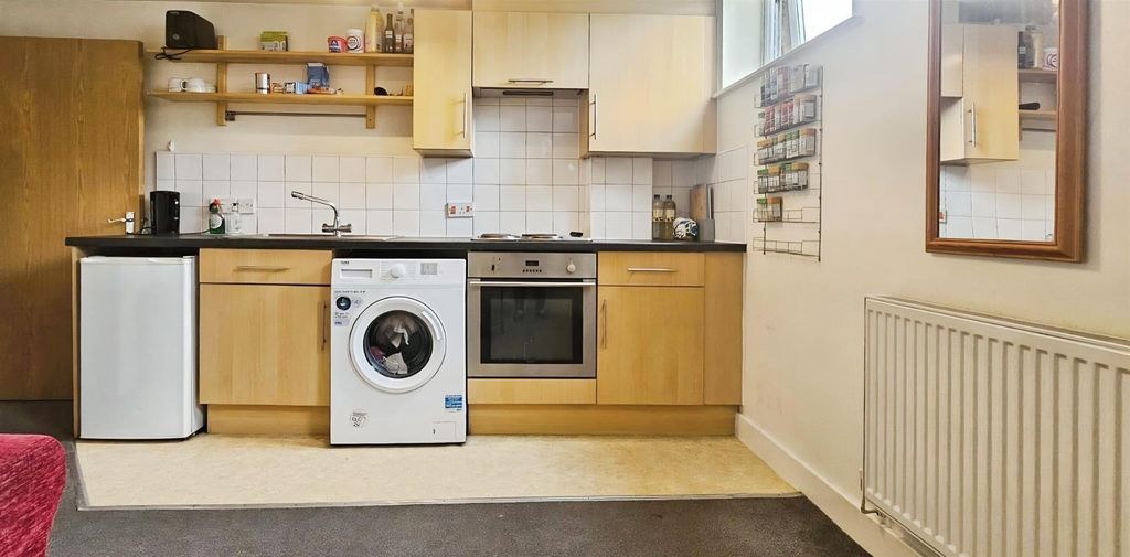 Property photo 2 of 9 Kitchen