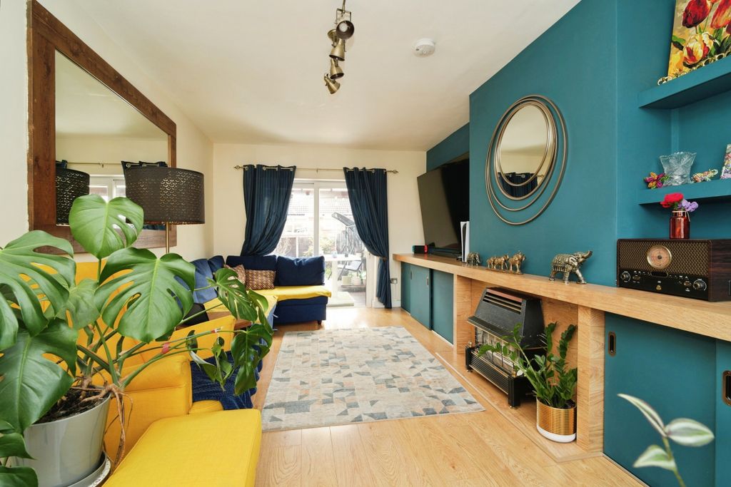 Property photo 2 of 13 Lounge