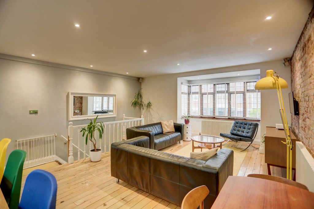 Property photo 2 of 25