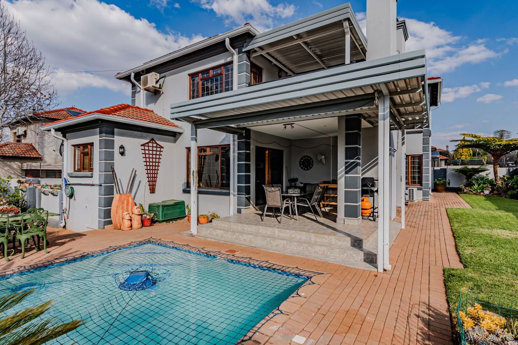 Property photo 1 of 63 Cn1707369