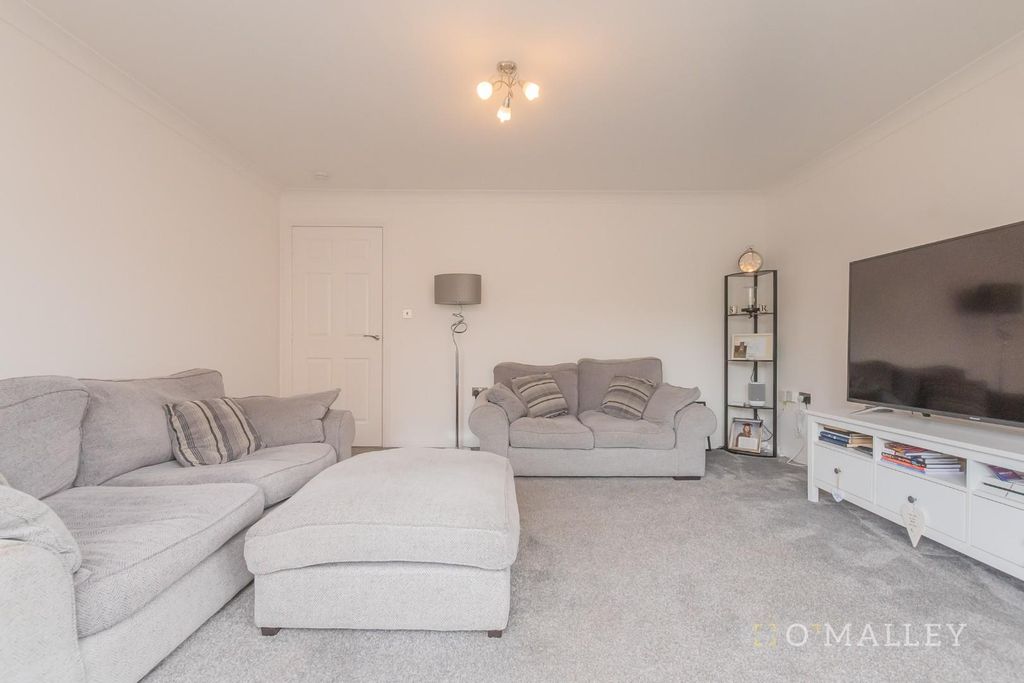 Property photo 3 of 28 10. Living Room 5.Jpg