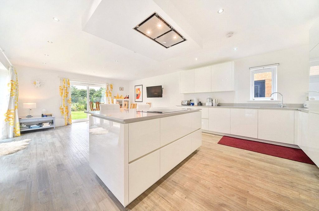 Property photo 2 of 15 Kitchen/Breakfast Rm