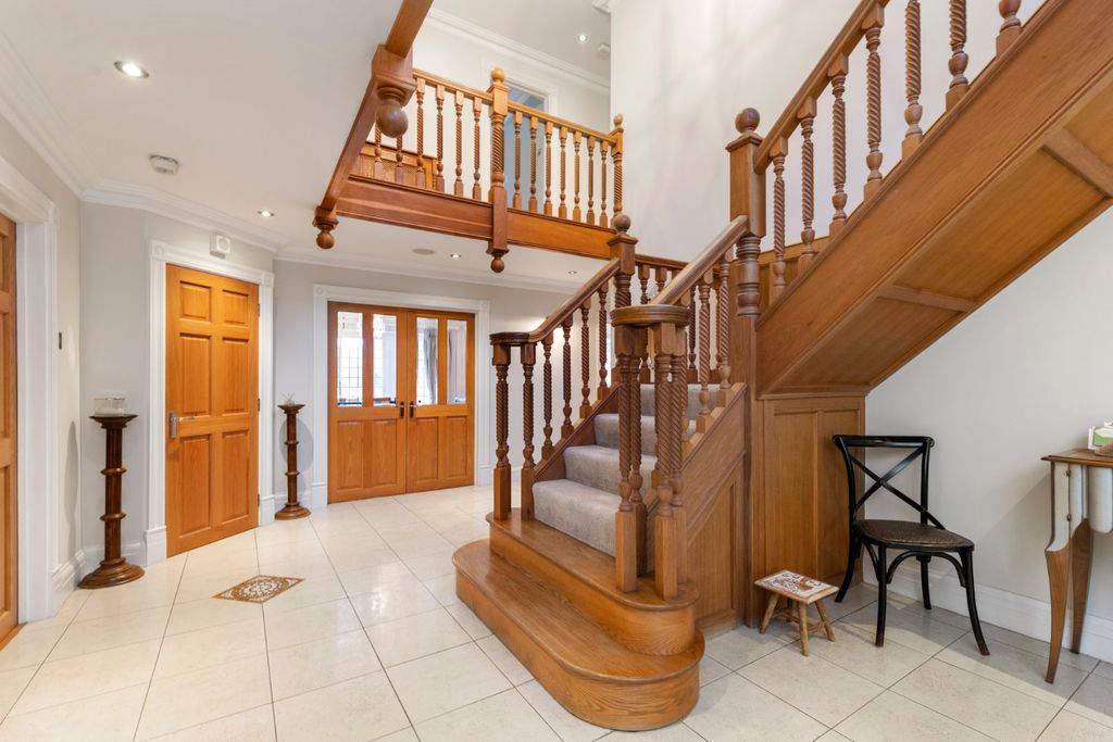 Property photo 2 of 23 Entrance Hall