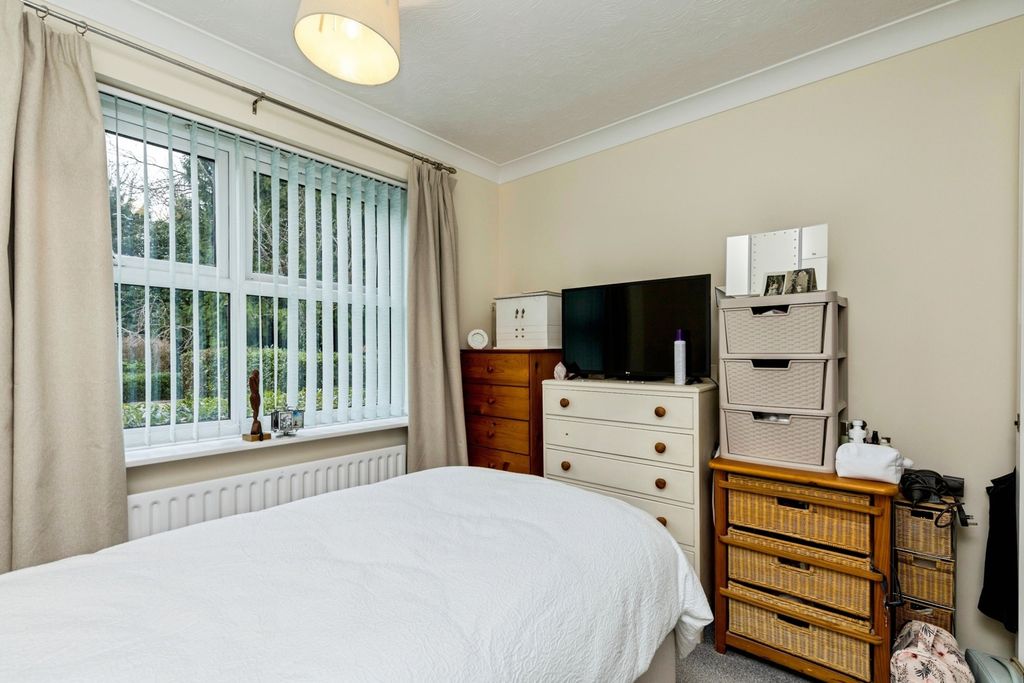 Additional image 10 of 2 bed flat for saleGreenacres, North Parade, Horsham, West Sussex RH12