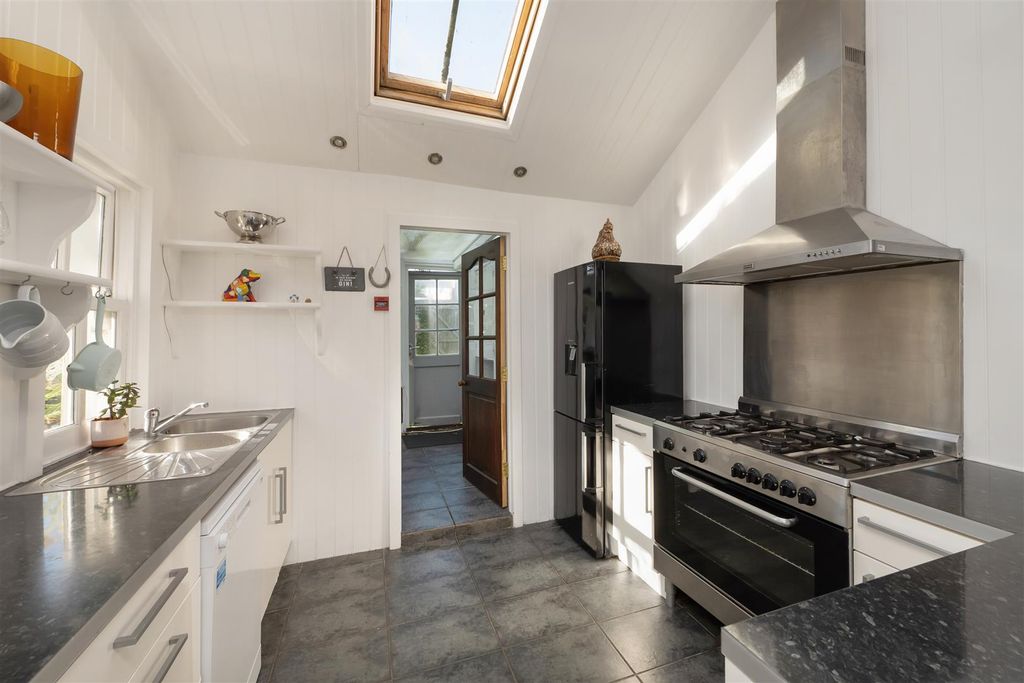 Property photo 3 of 31 Island Wall, Whitstable