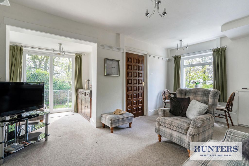 Property photo 2 of 20 Living Room