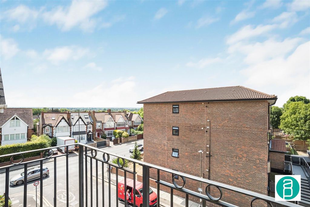 Property photo 3 of 14 Andrew_Purnell_-_14_Haverley_Court--18.Jpg