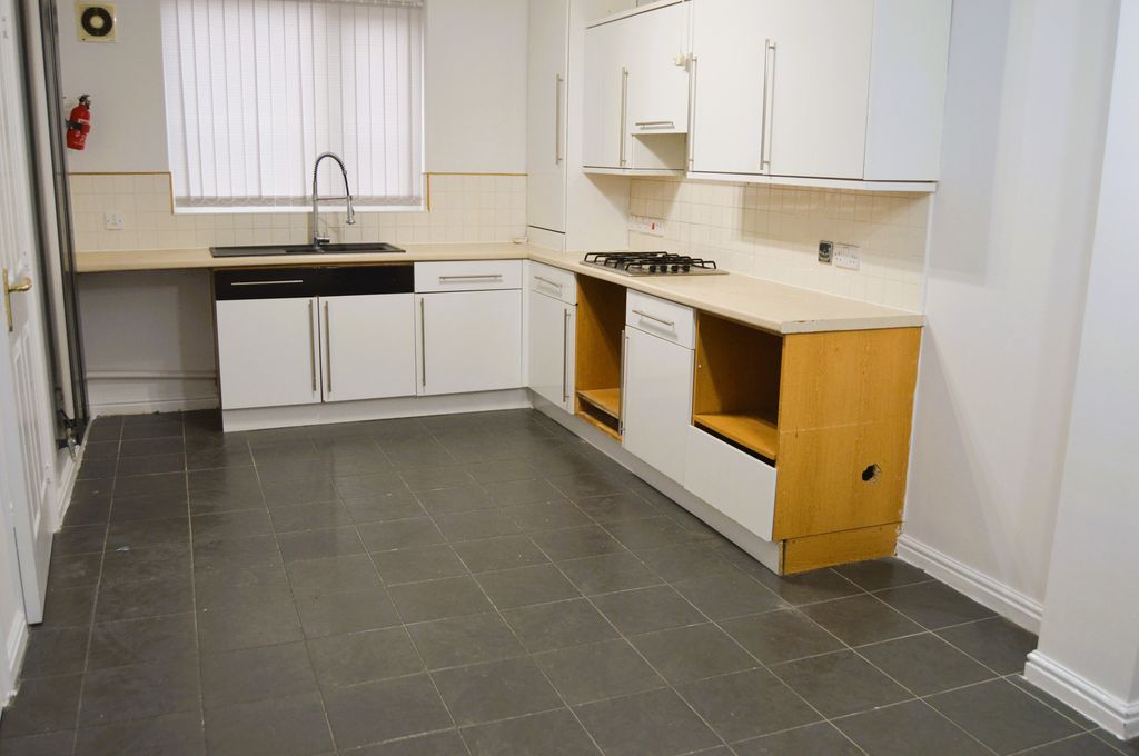 Property photo 2 of 25