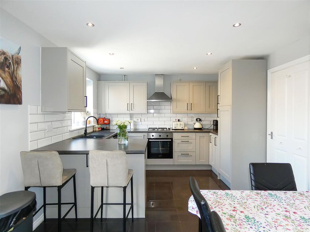 Property photo 2 of 20 Kitchen/Dining Room