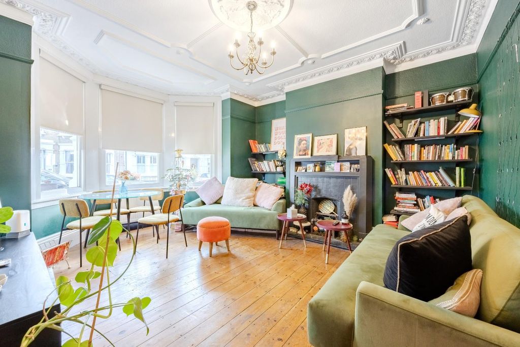 Property photo 1 of 16 Lounge