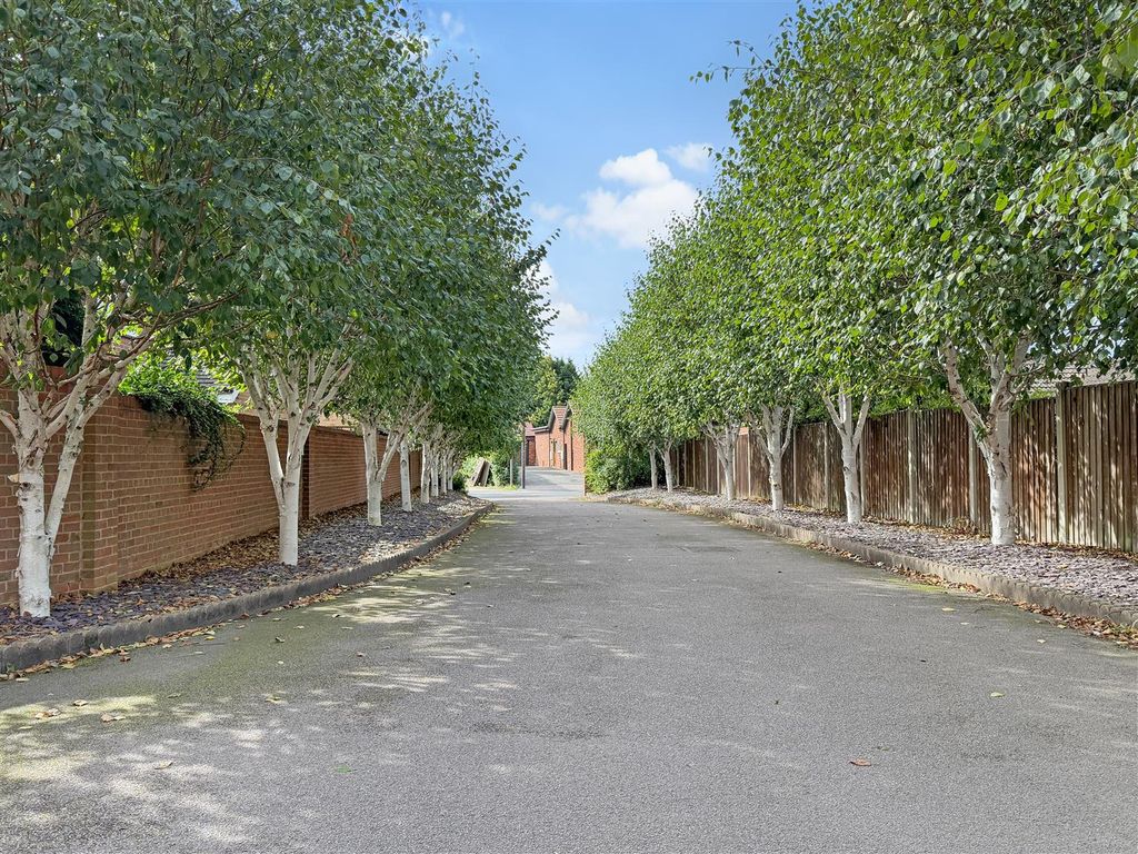 Property photo 3 of 20 Private Tree-Lined Approach 021