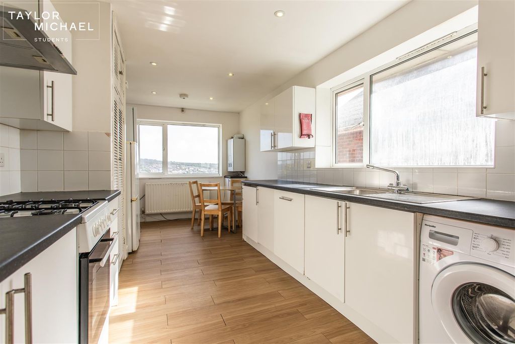 Property photo 3 of 18 Kitchen