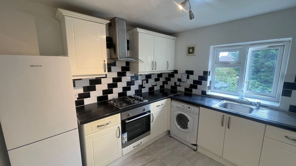 Property photo 2 of 7 Kitchen