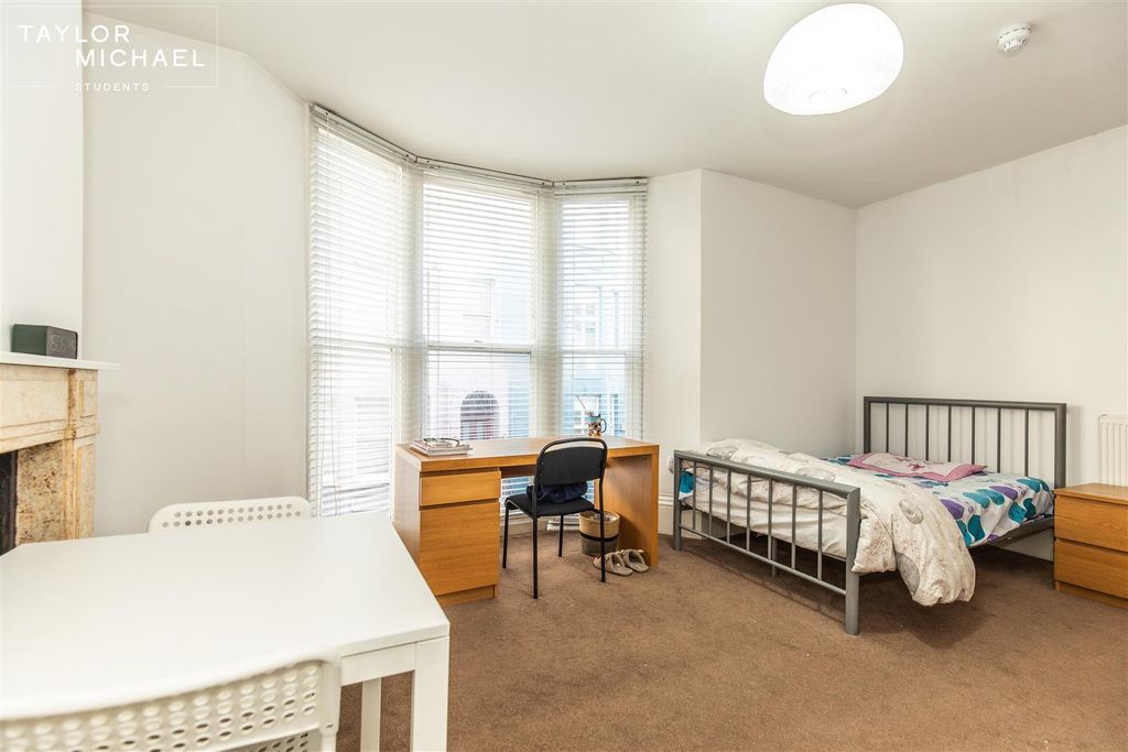 Property photo 3 of 6 Room