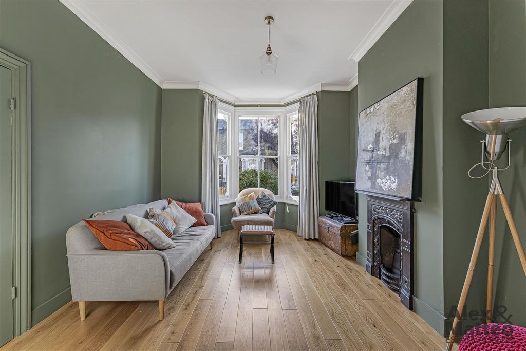 Property photo 3 of 27 Edric Road