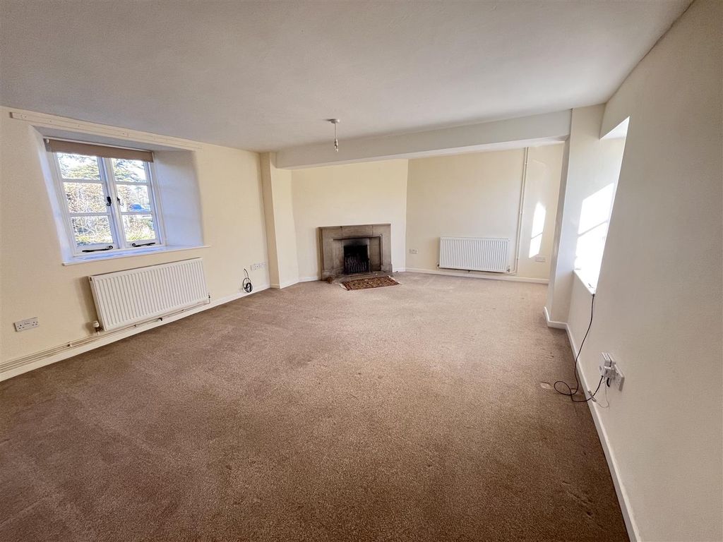 Property photo 3 of 11 Sitting Room