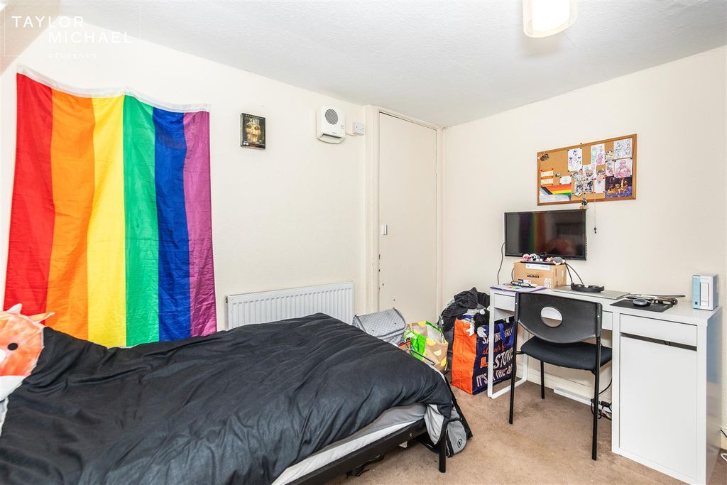 Property photo 2 of 7 Room