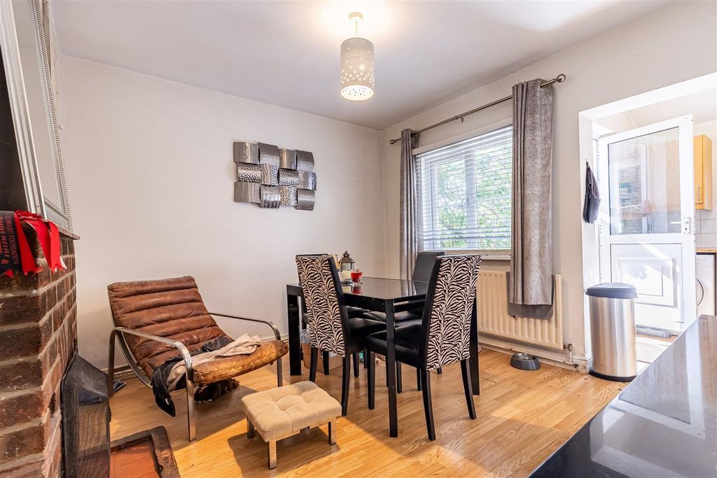 Property photo 2 of 14 56 Stewards Green (4).Jpg