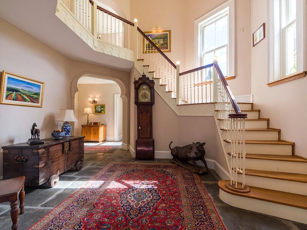 Property photo 3 of 17 Entrance Hall
