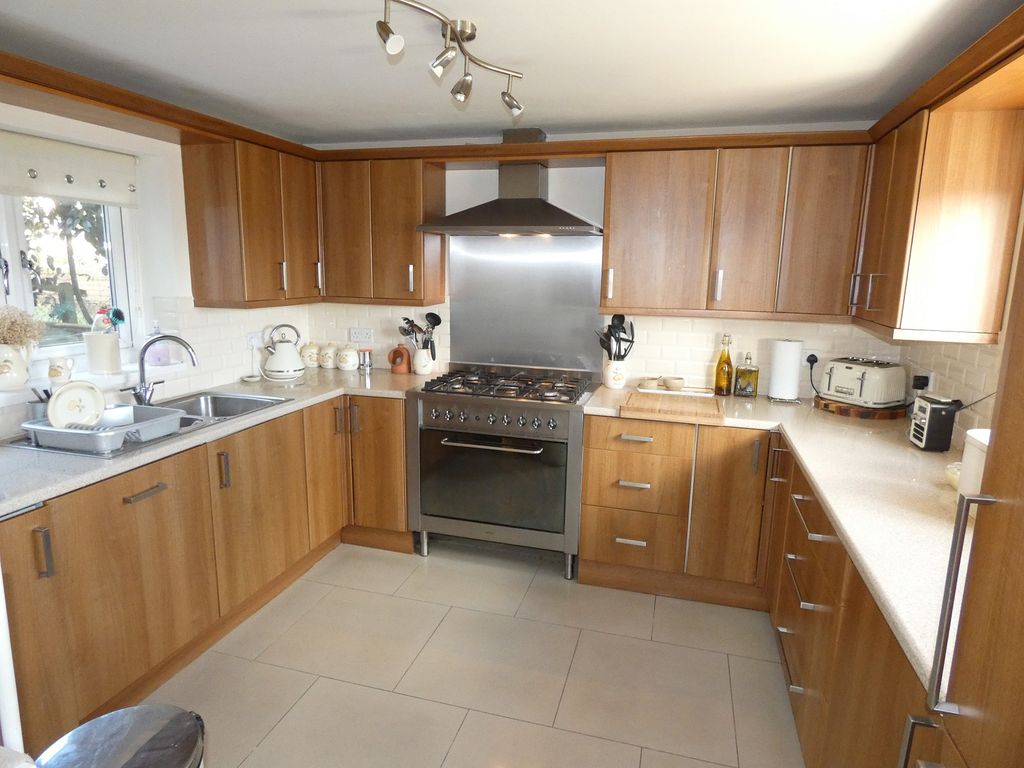 Property photo 3 of 12 Kitchen