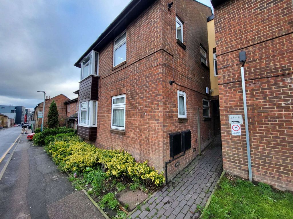 Property photo 1 of 9 Fully Refurbished 2 Bedroom Apartment For Rent In Dumfries Street