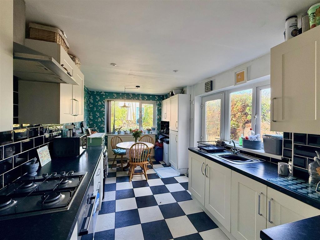 Property photo 3 of 8 Kitchen/Breakfast Eroom