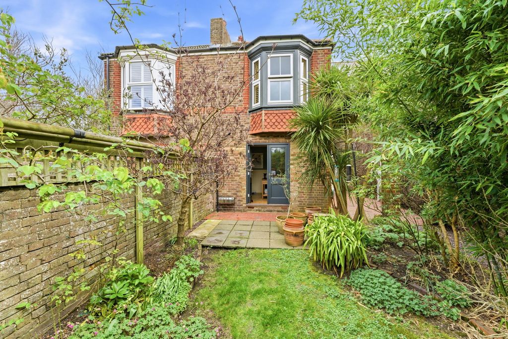 Property photo 2 of 23